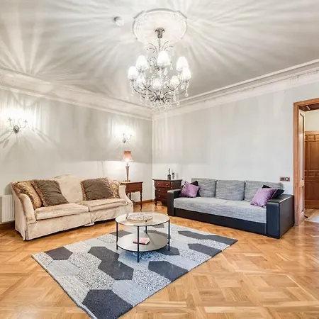 In Quiet Center, Apartament